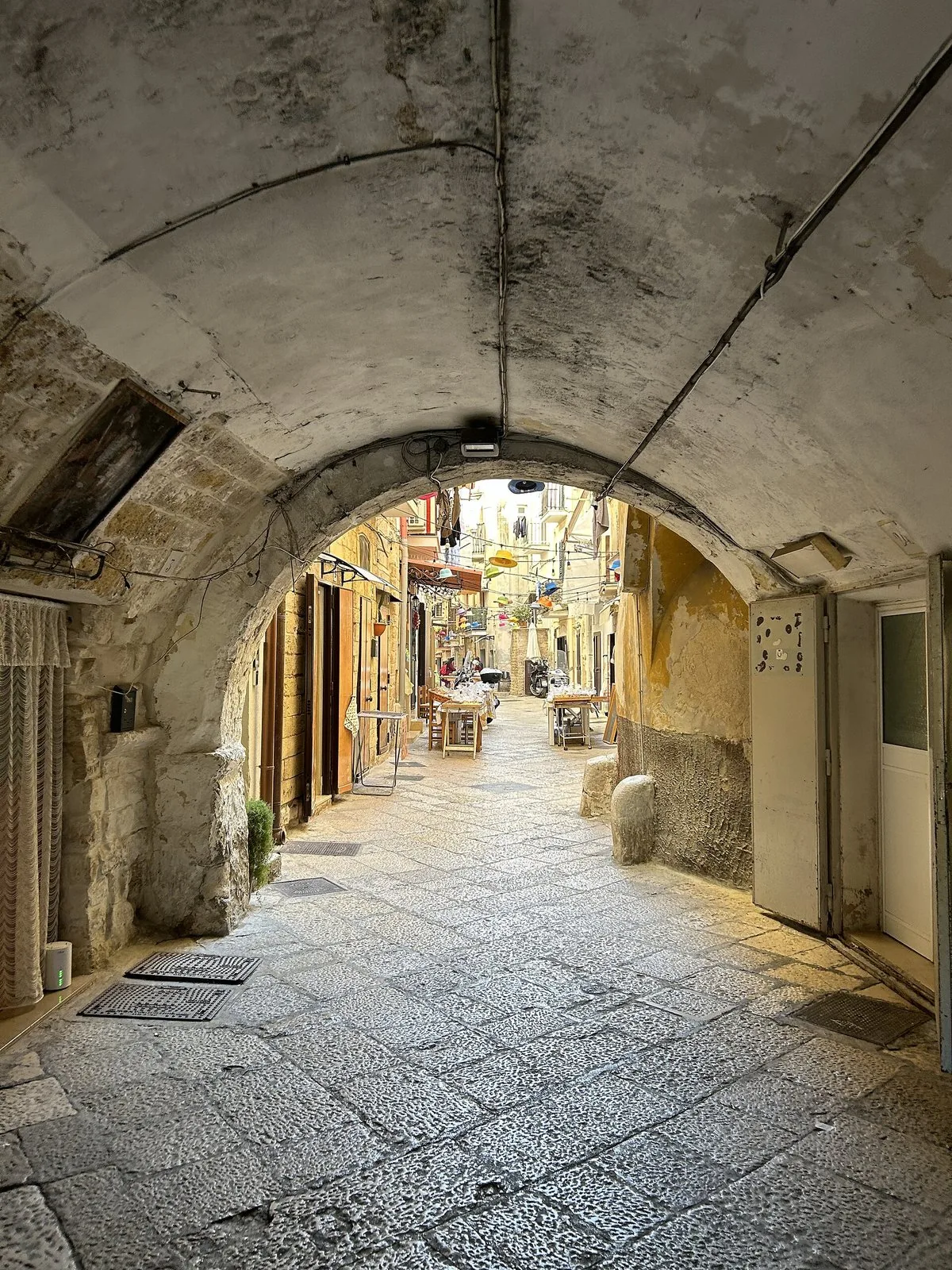 Un arco in pietra su una stradina del centro storico di Bari