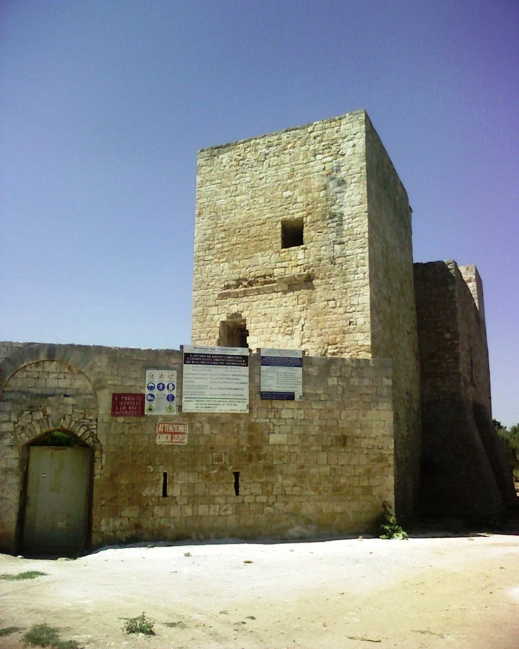 La torre e le mura del casale fortificato di Balsignano, a Modugno