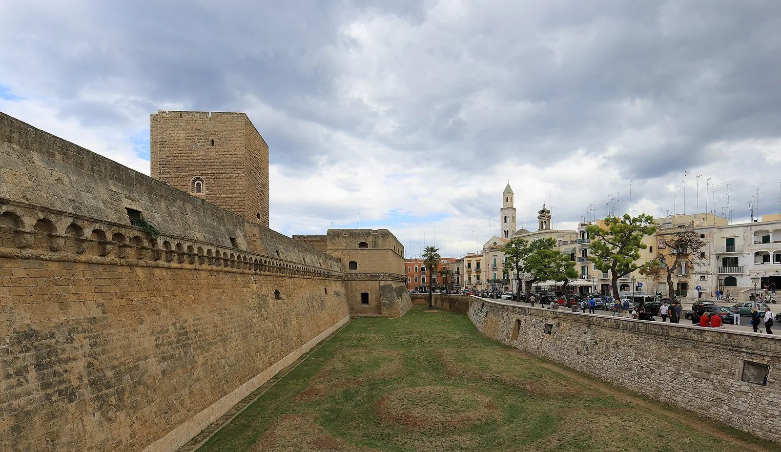 Le mura bastionate del Castello Svevo di Bari e il borgo antico sullo sfondo