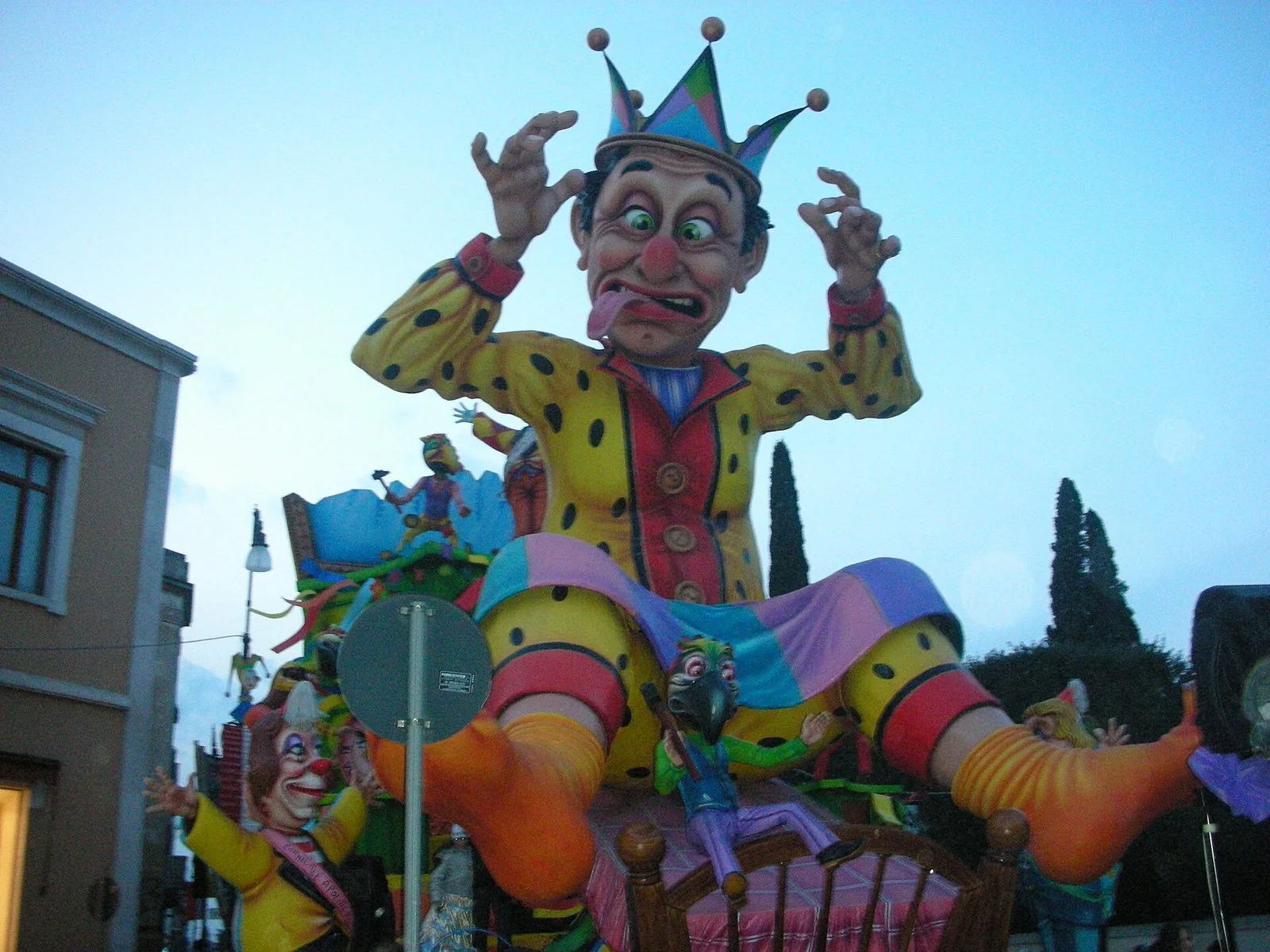 Un carro allegorico in cartapesta del Carnevale di Putignano