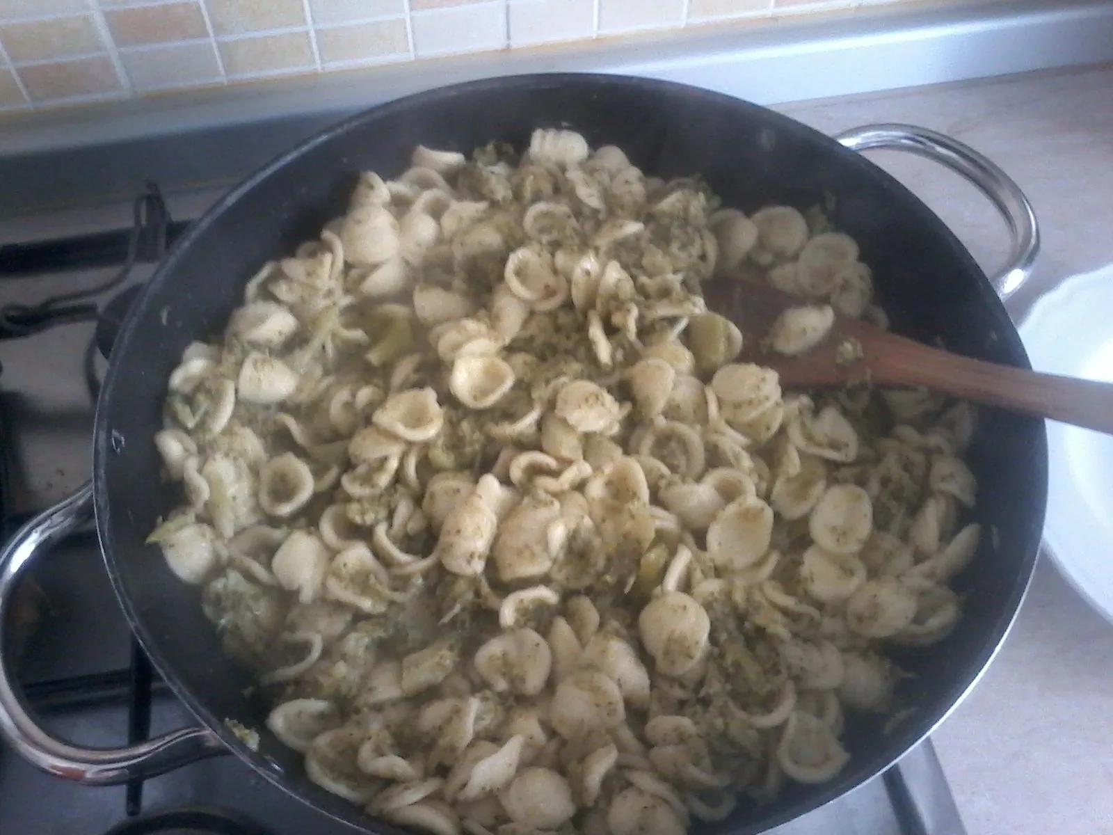 Orecchiette fatte a mano in cottura nella pentola