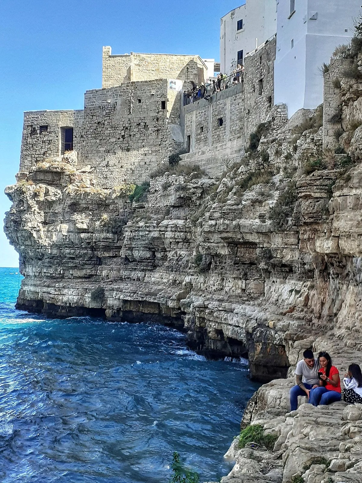 Le case di Polignano a Mare a picco sulla scogliera