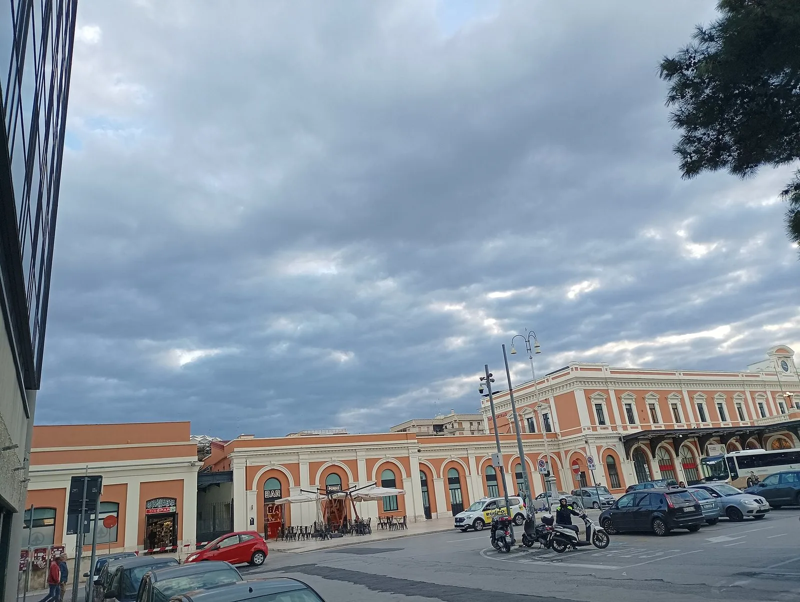 L'esterno della stazione di Bari Centrale