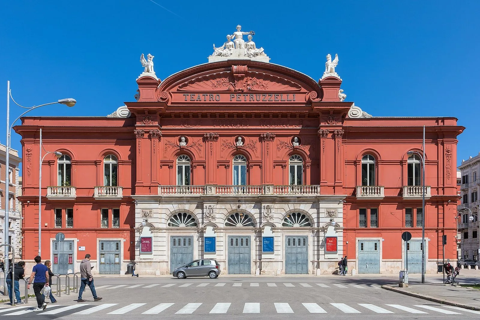 La facciata rossa del Teatro Petruzzelli nel centro di Bari
